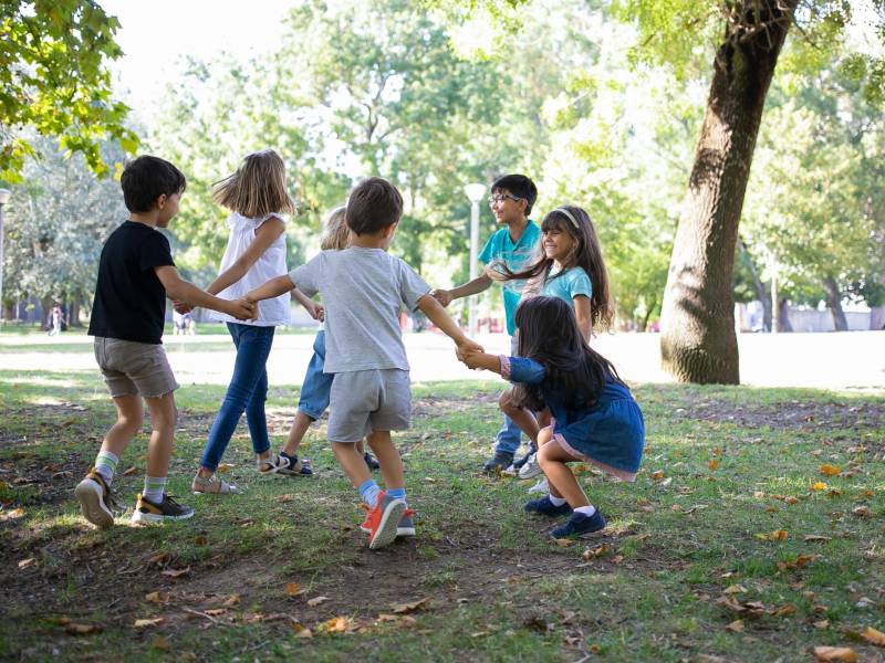 Más que convertir la tecnología en un enemigo, el desafío consiste en impedir que ocupe el lugar que corresponde al movimiento y al descanso. Los niños necesitan espacios al aire libre, sin pantallas.