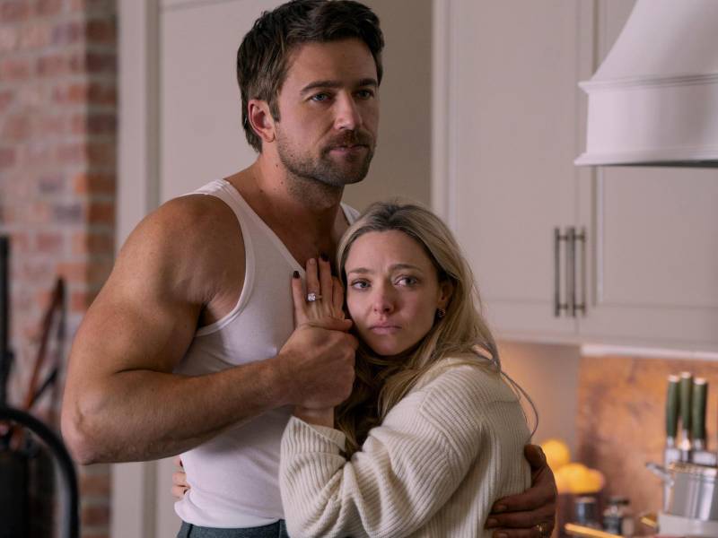 Brandon Sklenar y Amanda Seyfried en una escena de 'The Housemaid'.