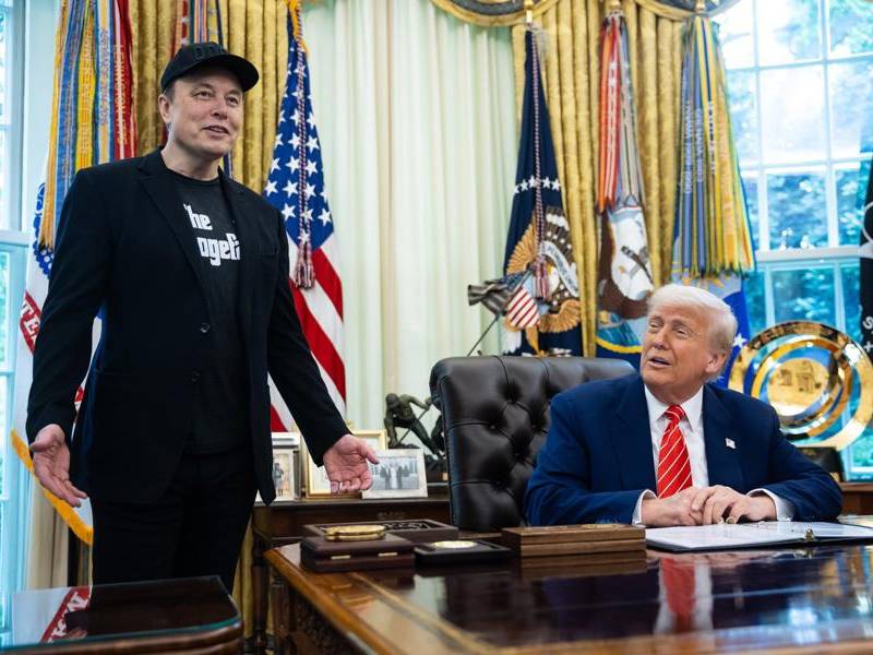 El presidente estadounidense, Donald Trump (D), y Elon Musk asisten a una conferencia de prensa en la Oficina Oval de la Casa Blanca en Washington, DC.