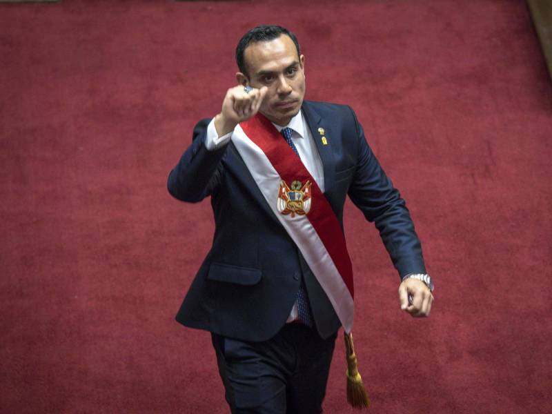 Jerí, prometió este viernes en su primer discurso en el cargo empezar a construir las bases de la reconciliación del país, que atraviesa una crisis constante que parece no tener fin, tras haber destituido minutos antes a la presidenta Dina Boluarte de manera exprés y abrupta.