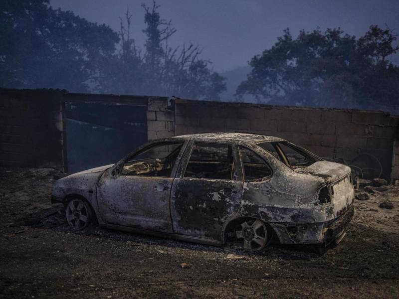 Un auto calcinado en la localidad de A Caridade, en el municipio de Monterrei (Ourense).