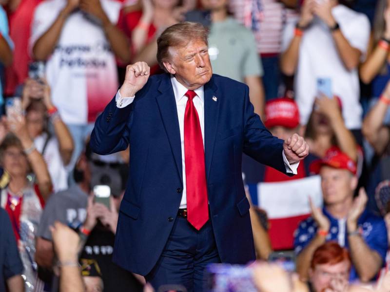 El presidente de EE.UU., Donald Trump, baila en un acto de campaña de apoyo de los candidatos republicanos el 7 de octubre de 2026.
