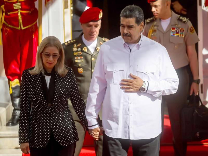 Fotografía de archivo del 18 de noviembre de 2023 del presidente de Venezuela, Nicolás Maduro (c) acompañado de su esposa Cilia Flores (i) durante un acto en Caracas (Venezuela).