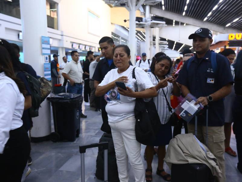 Entre lágrimas de emoción, padres de familia despidieron a los ocho jóvenes en el aeropuerto Ramón Villeda Morales de San Pedro Sula, Cortés.