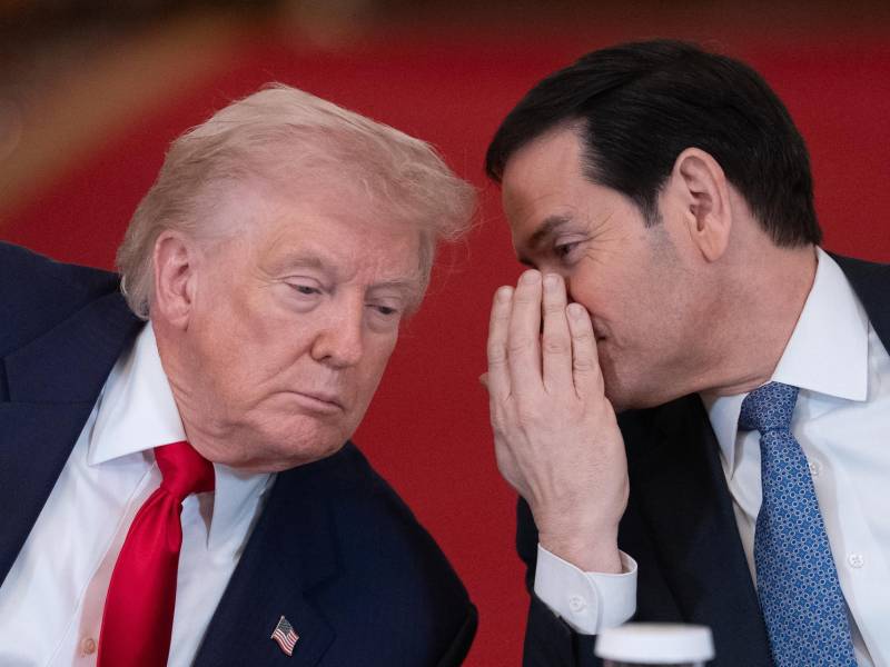 El presidente de EE.UU. Donald Trump (L) escucha al secretario de Estado de EE.UU. Marco Rubio (R) durante una mesa redonda.