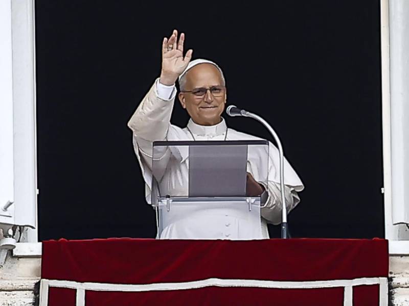 El papa León XIV reza el Ángelus, la oración tradicional de los domingos, desde la ventana de su despacho que da a la Plaza de San Pedro, el día después de su alta del Hospital Universitario Agostino Gemelli, en la Ciudad del Vaticano, el 18 de octubre de 2026.