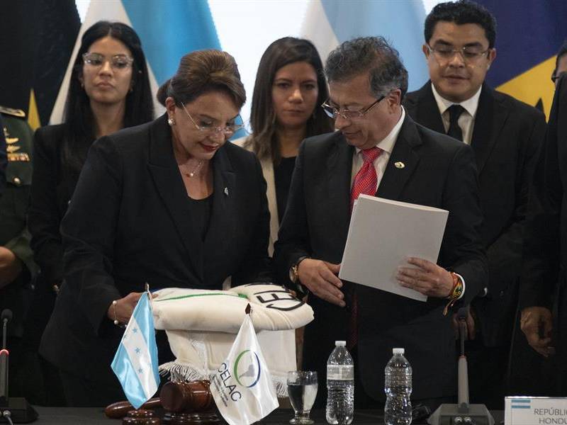 La presidenta de Honduras, Xiomara Castro, y el presidente colombiano, Gustavo Petro.