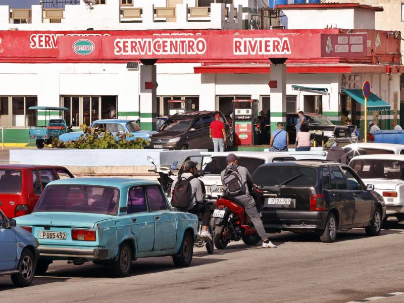 Según pudo comprobar EFE en un recorrido por La Habana, las largas filas en las gasolineras en dólares contrastan con las estaciones de servicio que cobran en pesos cubanos, con conos naranjas frente a los surtidores y sin autos porque no tienen combustible en absoluto.