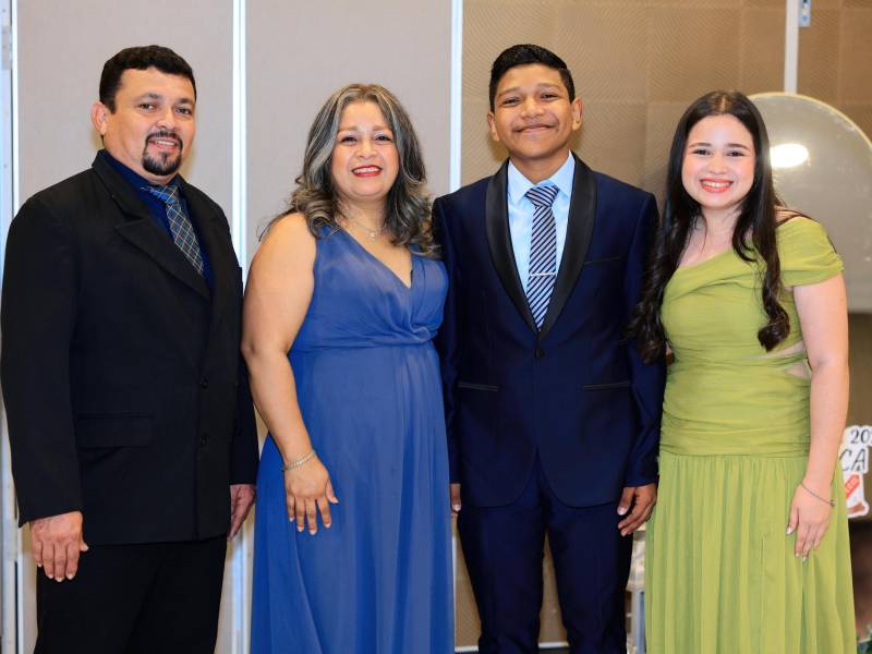 Gustavo Gonzales con Maritza de Gonzales, Gustavo Jr. y Dayana Gonzales