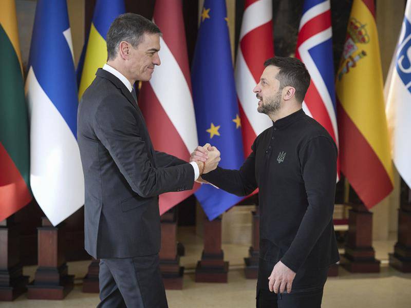 El presidente del Gobierno español, Pedro Sánchez, saluda al presidente ucraniano, Volodímir Zelenski, durante su participación en una cumbre de apoyo a Kiev.
