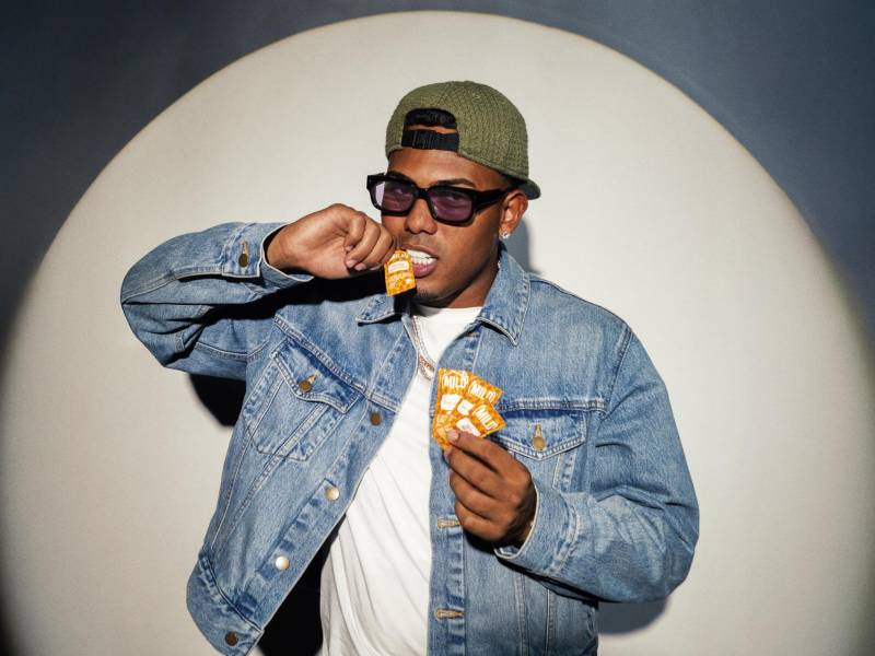 Myke Towers y Taco Bell anunciaron la segunda fase de su colaboración, que incluye dos componentes principales: la intervención de los icónicos sobres de salsa con mensajes inspiracionales y el lanzamiento de una colección ultra limitada de gafas de sol.