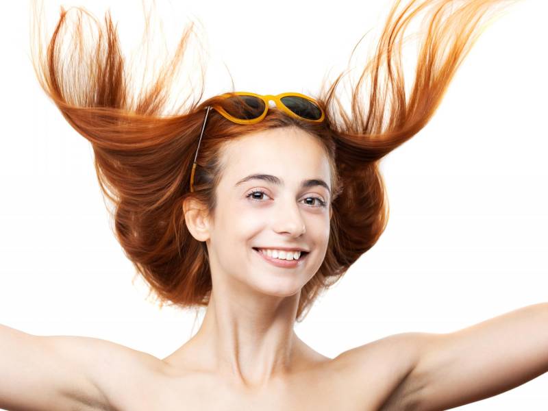 Expertos recomiendan rutinas específicas para mantener la melena vibrante y protegida durante la temporada más calurosa del año.