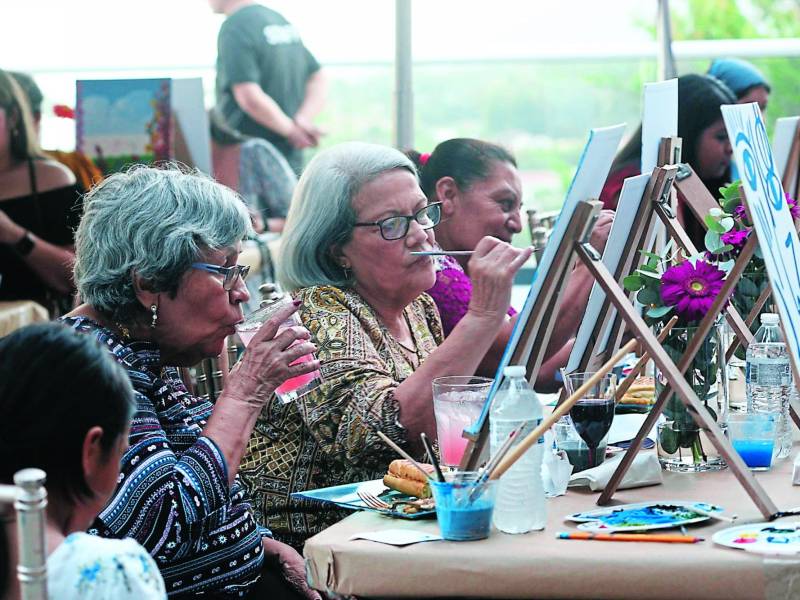 Mujeres disfrutan de una tarde de pintura organizada por Somos Arte. Fotos: Héctor Edú y Moisés Valenzuela