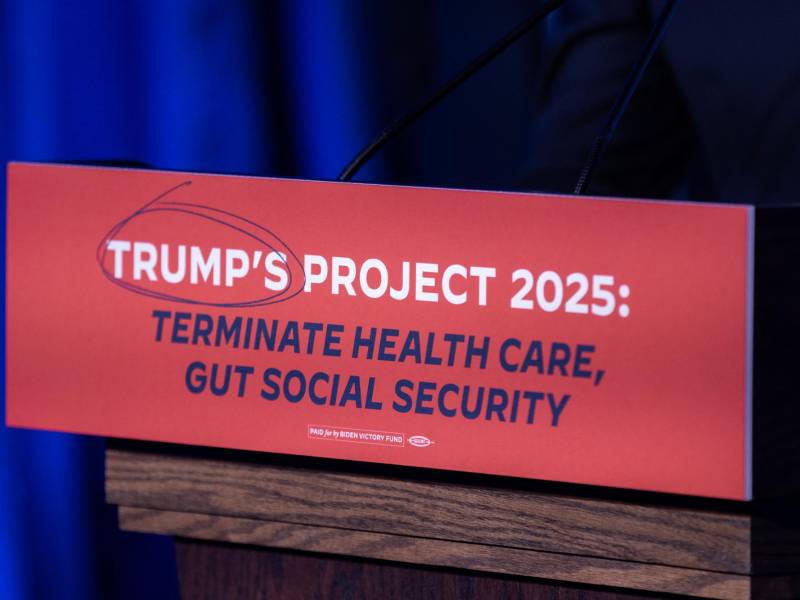 Los demócratas acusan a Trump de estar detrás del controversial Proyecto 2025, el exmandatario se desvincula.