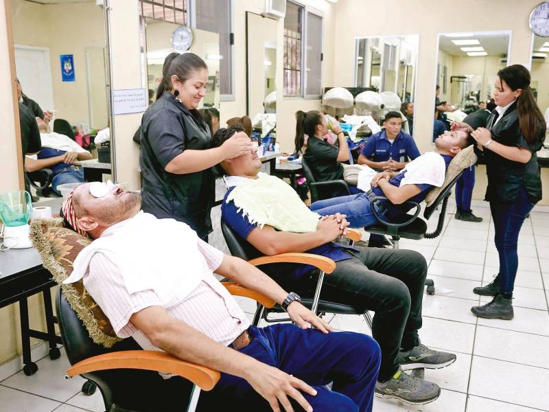 Estudiantes de belleza practican con otros estudiantes del Infop previo a la pandemia.