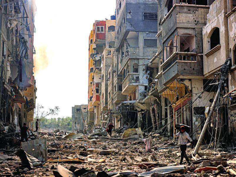 La destrucción en la Franja de Gaza es impactante, mientras miles de civiles rescatan cuerpos y niños heridos de entre los escombros. Fotos: AFP