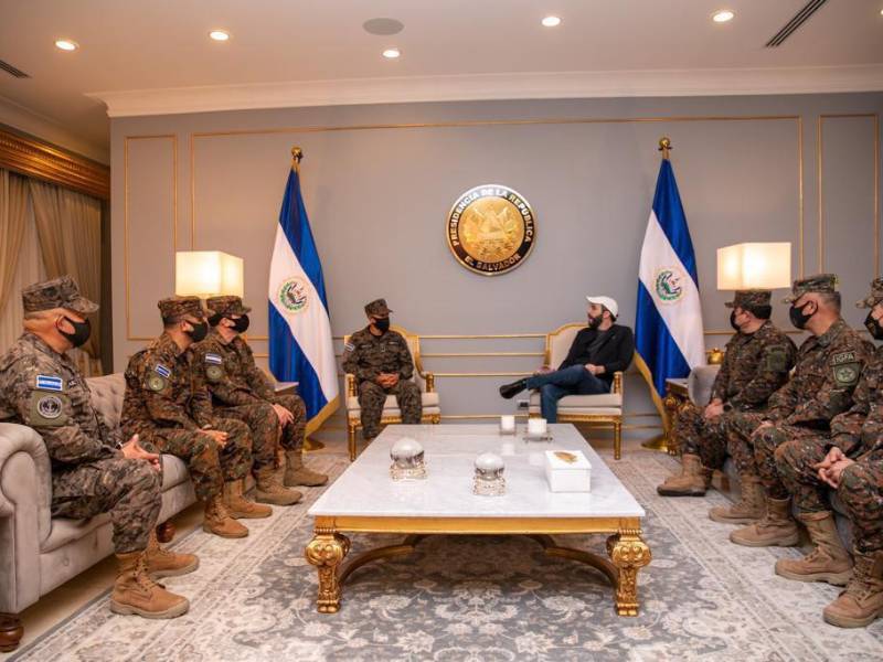 Bukele se reunió con los altos mandos de las Fuerzas Armadas de El Salvador para discutir temas de seguridad.