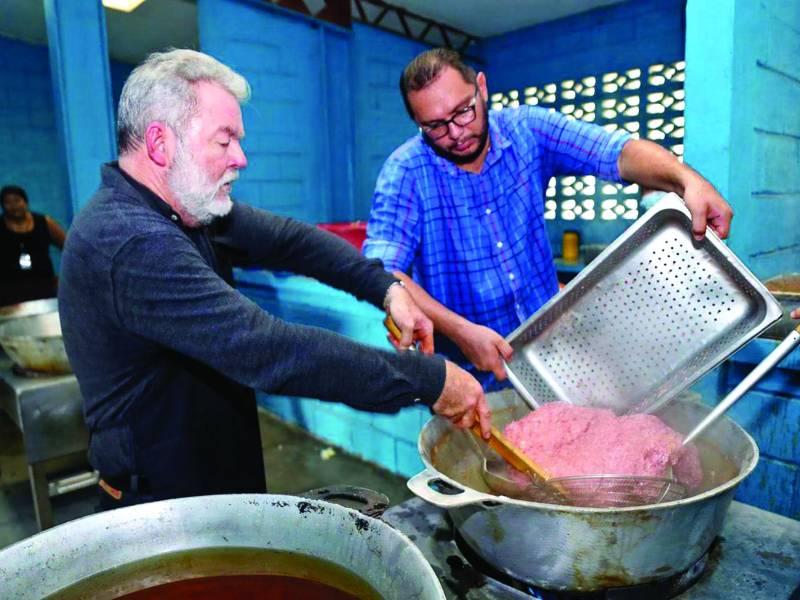 El alcalde Roberto Contreras se unió ayer a las labores para atender a los cientos de afectados en el olímpico.
