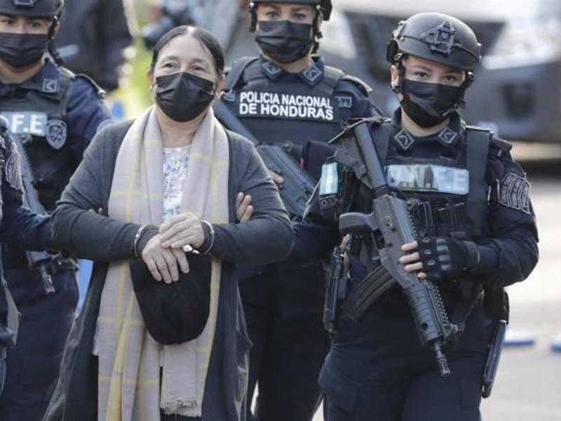 Herlinda Bobadilla justo antes de ser extraditada el 26 de julio de 2022.