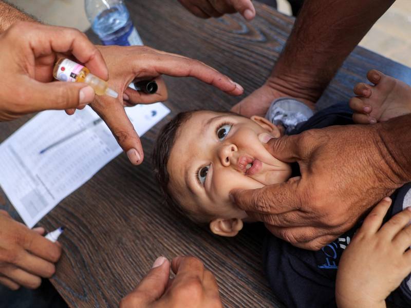 Un cambio a la vacuna contra la polio ha provocado un brote de la enfermedad en Gaza. Dando una dosis oral a un niño.