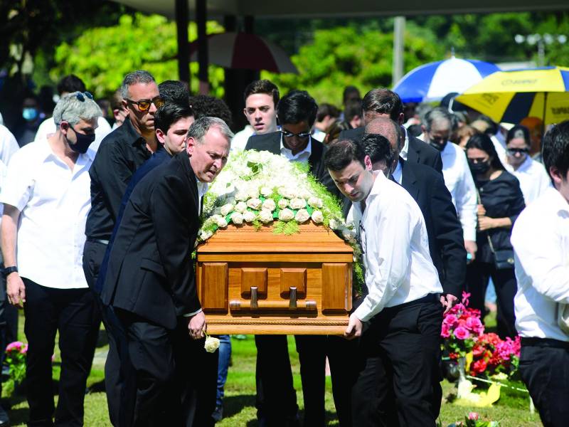 Sus hijos y nietos cargaron el féretro de don Napoleón Larach, conmovidos, pero también agradecidos por las enseñanzas, el compartir y el amor vivido. Fotos Héctor Edú.