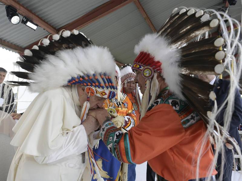 Francisco mostró su arrepentimiento por “el mal” causado por la Iglesia a los niños indígenas en Canadá y se disculpó personalmente con los representantes de los jefes de los pueblos originarios.
