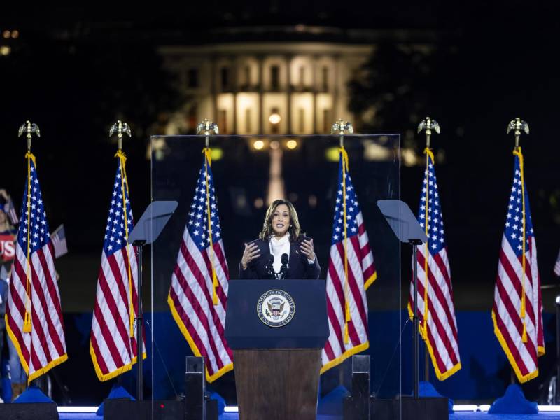 La vicepresidenta de EEUU y actual nominada presidencial demócrata, Kamala Harris, habla durante su mitin de 'argumentos finales' en la Elipse en Washington, DC, Estados Unidos, el 29 de octubre de 2024.
