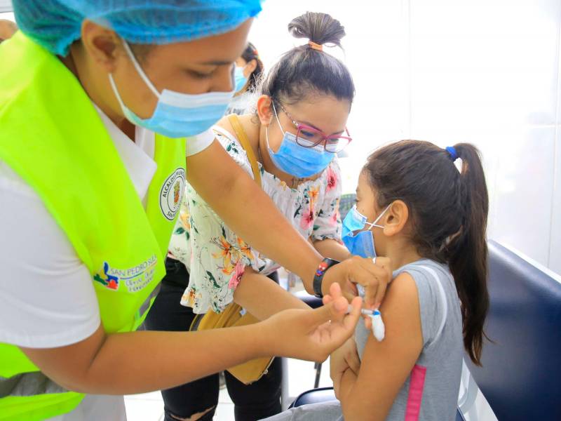 <b><span class=mln_uppercase_mln>Prevención.</span></b> Una niña es inmunizada contra la poliomielitis en el macrodistrito municipal de salud Las Palmas.<span class=mln_uppercase_mln> Foto: La Prensa</span>