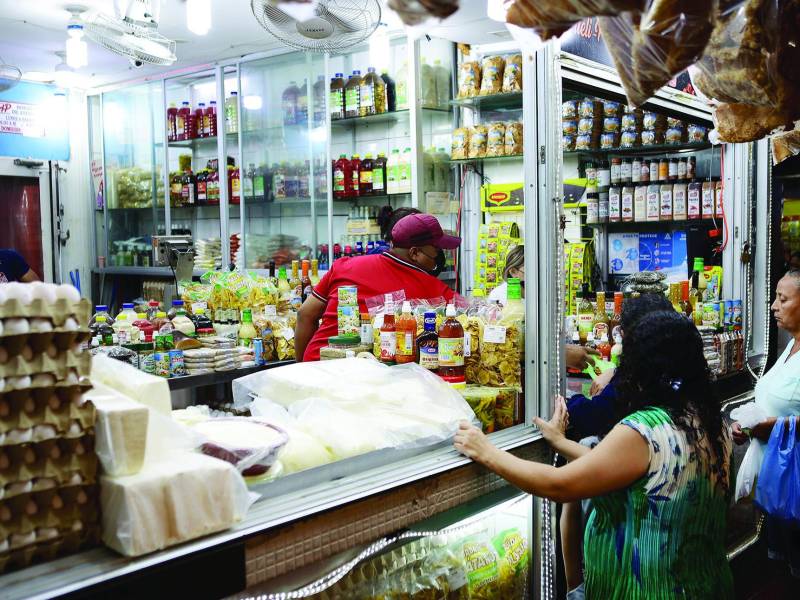 Sampedranos hacen sus compras de fin de año en el mercado Dandy. Foto: Franklyn Muñoz.