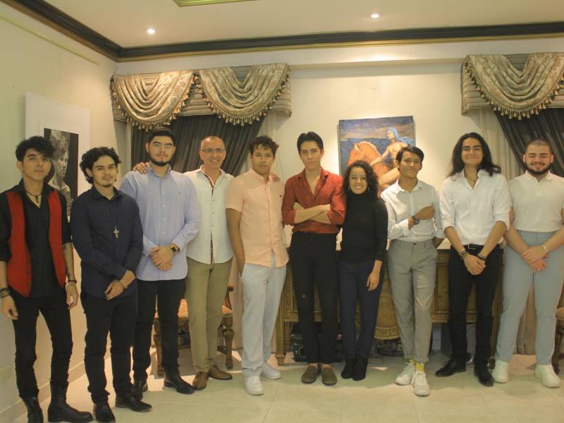 El director de la Galería Nacional de Arte (GNA), José Salgado, posando con algunos artistas del colectivo “Tierra mojada”.