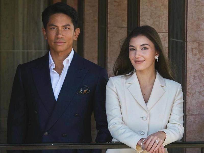El cuarto de los 12 hijos del sultán de Brunéi, Hassanal Bolkiah, Mateen saltó a la fama por sus sugerentes imágenes en su cuenta oficial de la red de Meta, donde publicó la primera foto con su prometida el día de Año Nuevo en un estilo mucho más sobrio que el habitual y deseándole “lo mejor para 2024”.
