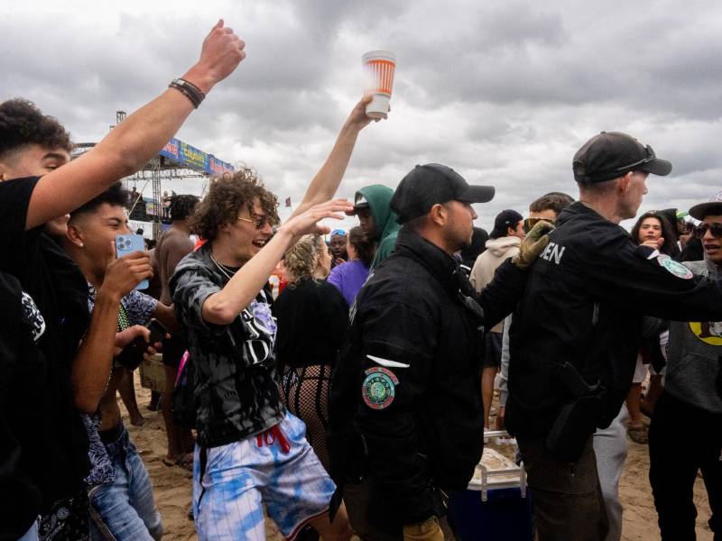 Miles de jóvenes desatan el caos en Miami Beach durante el Spring Break.