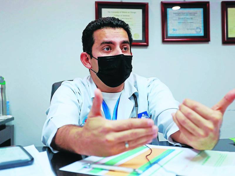 Fernando Ramón Valerio, especialista en medicina interna e intensivista sampedrano, durante su entrevista con Diario La Prensa.