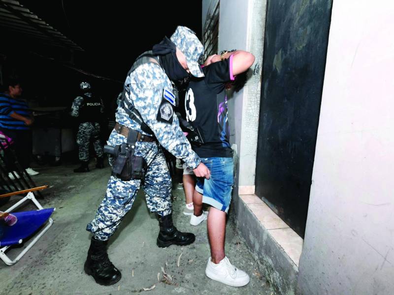 Durante las noches, equipos policiales intervienen y revisan a todas las personas hasta comprobar que no son pandilleros en lugares públicos o zonas populosas.