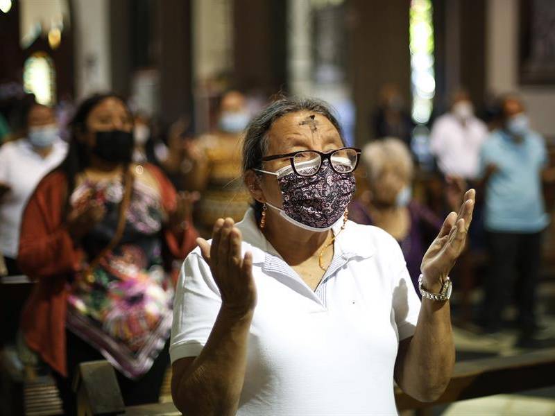 Una mujer católica participando de las actividades litúrgicas.