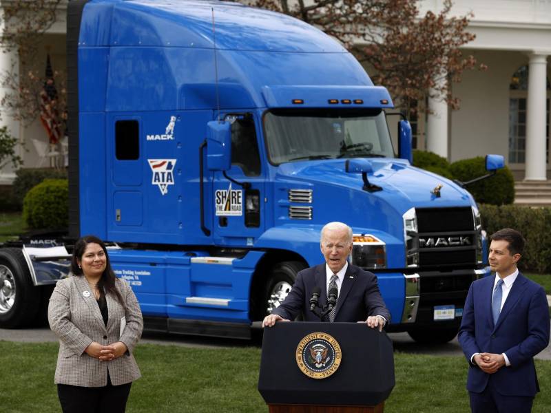 Biden destacó el ejemplo de una inmigrante venezolana que se convirtió en camionera tras perder su trabajo por la pandemia.