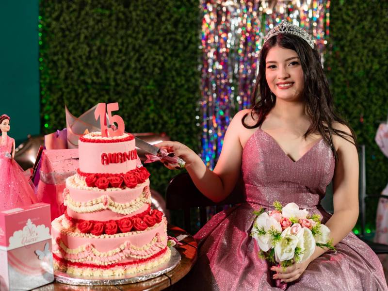 Nadia Amanda Molina fue agasajada por sus seres queridos por llegar a una nueva etapa de su vida; sus quince años.