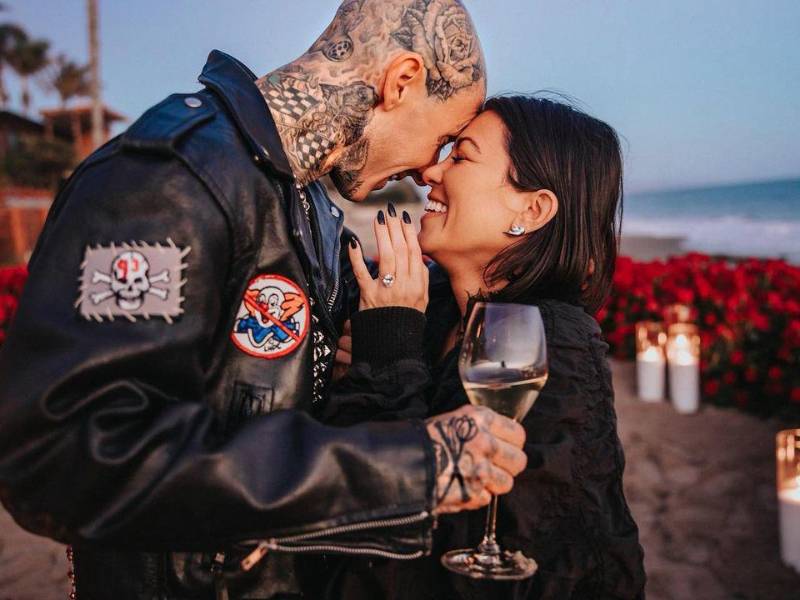 Aunque participó activamente en el diseño de la pieza, qué duda cabe de que el músico Travis Barker no fue ni mucho menos el único responsable del fabuloso anillo de compromiso que luce ya en su mano la estrella televisiva Kourtney Kardashian.