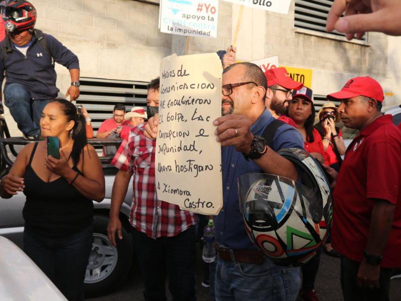 Un grupo de militantes de Libre en la movilización por la Cicih en Tegucigalpa.