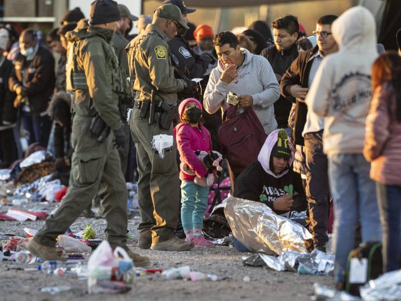 Agentes de la Patrulla Fronteriza revisan documentos de migrantes que ingresaron ilegalmente a Estados Unidos.