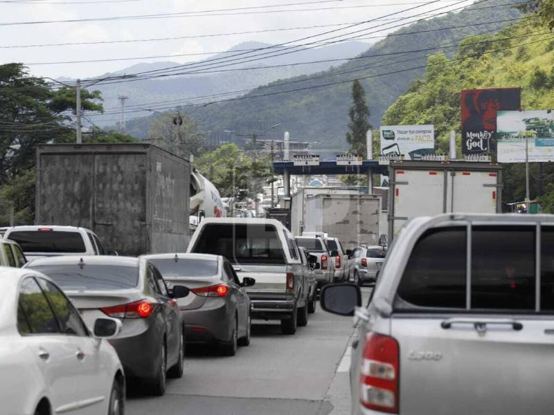 Fuerte congestionamiento vial se reporta a esta hora del mediodía de hoy viernes en el bulevar del sur de San Pedro Sula.