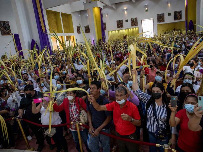 Feligreses católicos participan en la procesión del Domingo de Ramos en la catedral metropolitana, hoy en Managua (Nicaragua).