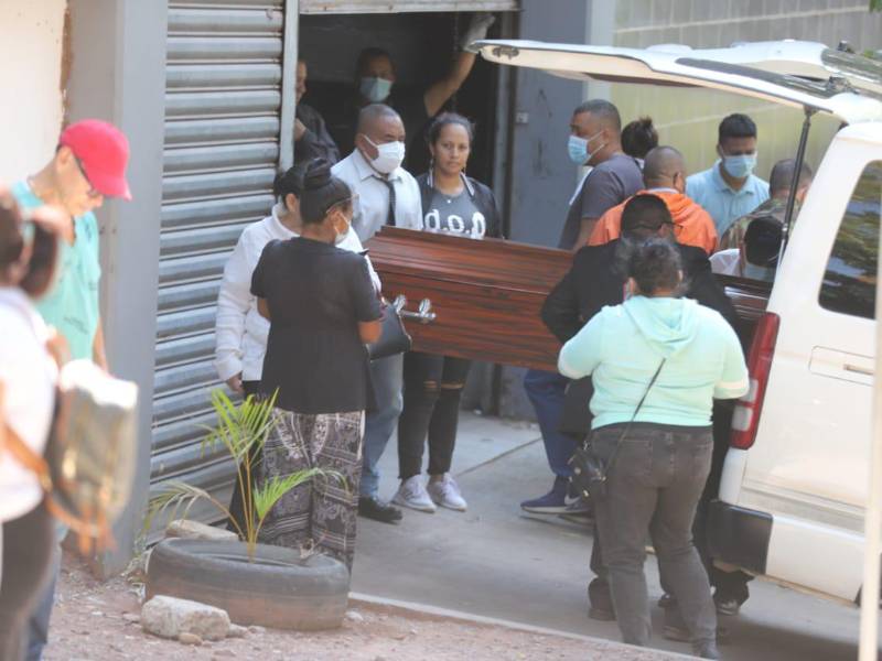 Familiares retiraron el cuerpo de la morgue capitalina.