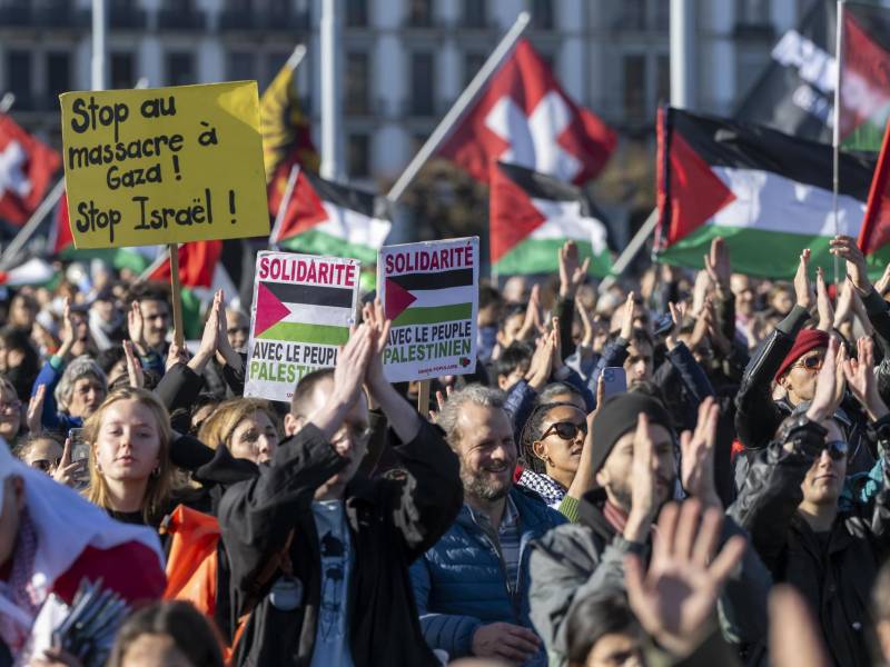 Varias personas participan en una manifestación en apoyo de los palestinos en Ginebra, Suiza, el 16 de marzo de 2024. EFE