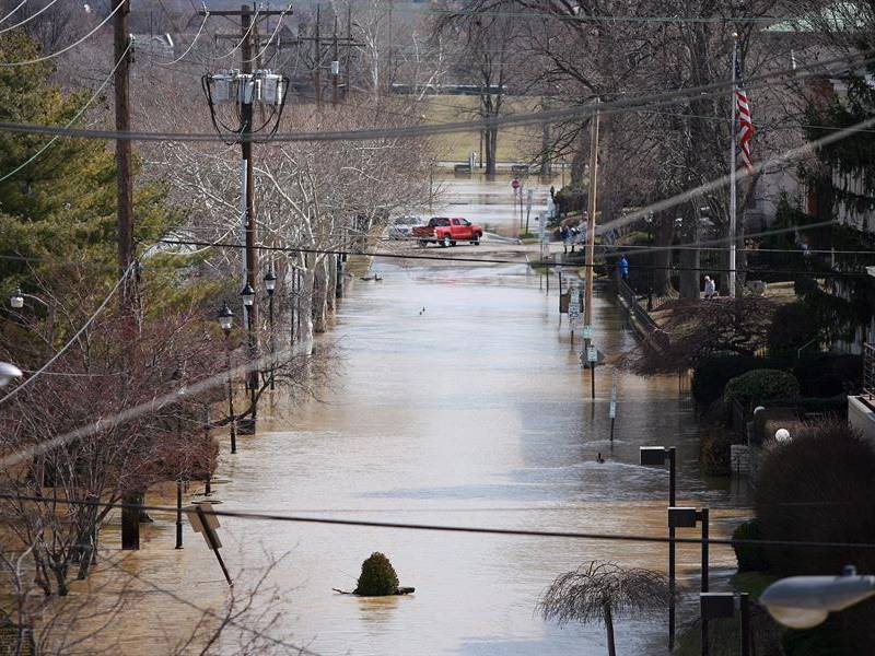 Vista de una calle cerca al puente colgante Roebling que muestra los efectos del desborde del río Ohio, en Covington, Kentucky. Foto archivo/EFE