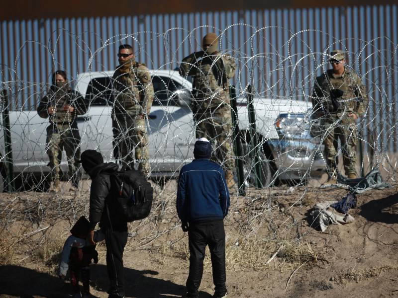 Una familia de migrantes se acercan a la frontera que divide a México de los Estados Unidos hoy, en Ciudad Juárez, estado de Chihuahua.