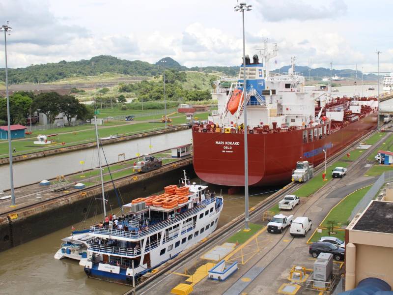 Un barco lleno de mercadería es llevado por las esclusas del Canal de Panamá.