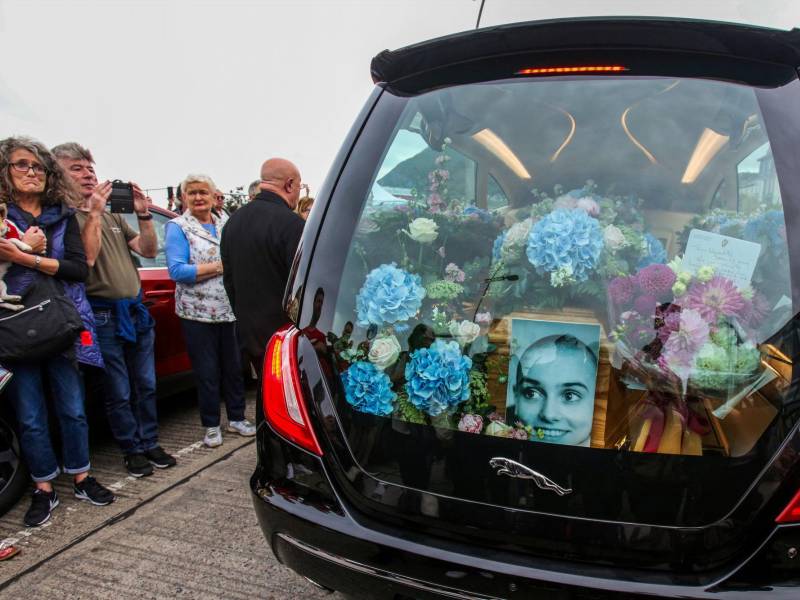 Los fans de la fallecida cantante le rindieron homenaje colocándose a lo largo del paseo marítimo en la pequeña localidad costera de Bray en Irlanda.