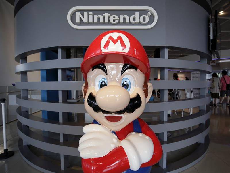 Imagen de archivo de una figura de Super Mario, personaje de un videojuego de Nintendo Co., en la sala de exposición de la compañía en Tokio.