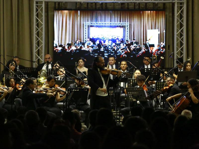 La Orquesta Sinfónica del Valle de Sula se presentó con más de 40 músicos académicos.